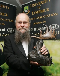 Mikael Fernström receiving the University of Limerick Alumni Award.